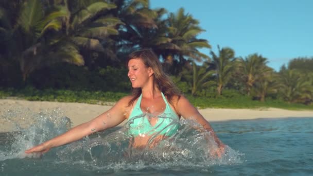 Slow Motion Flose Menina Feliz Arrasta Dedos Através Água Oceano — Vídeo de Stock