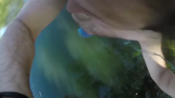 Slow Motion Selfie Uomo Estatico Salta Fiume Calmo Altalena Corda — Video Stock