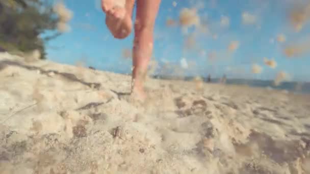 Slow Motion Low Angle Close Dof Donna Irriconoscibile Che Corre — Video Stock