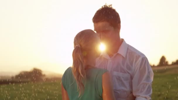 Slow Motion Ścieśniać Obiektyw Flare Wesoły Mężczyzna Kobieta Całować Namiętnie — Wideo stockowe