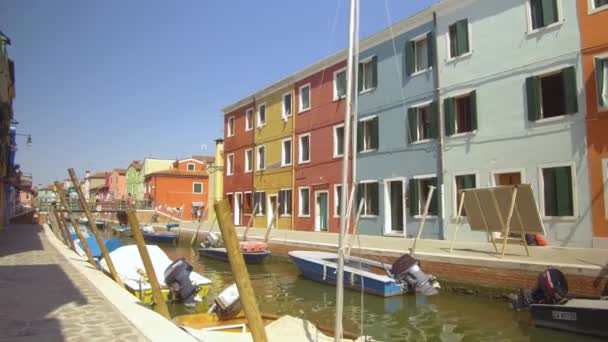 Burano Italia Junio 2017 Grupo Turistas Camina Través Del Puente — Vídeo de stock