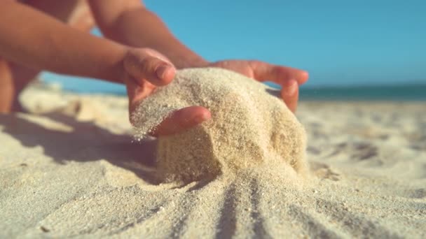 Low Motion Fechar Jovem Brincalhão Férias Varre Areia Com Mãos — Vídeo de Stock