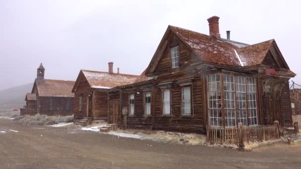 Decaying Wooden Houses Scenic Bodie Nevada Weathering Harsh Winter Conditions — Stock Video