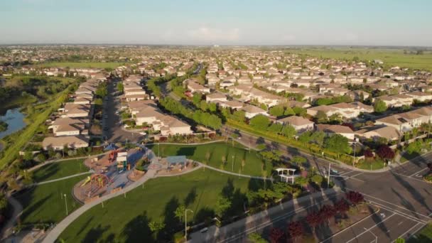 Aereo Volare Sopra Bellissimo Quartiere Suburbano Lusso Sera Sole Pittoresca — Video Stock