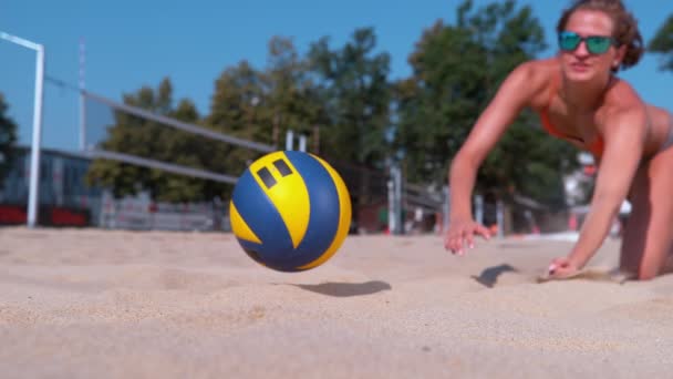 Slow Motion Close Dof Girl Bikini Crashes White Sand While — Stock Video