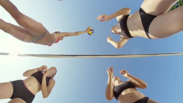 Slow Motion Bottom Lens Flare Passar Kvinnliga Beachvolleybollspelare Som Passerar — Stockvideo