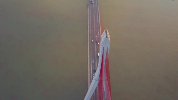 飞越越南一座穿越泥泞河流的公路桥高耸的混凝土柱 现代吊桥上上下下交通的壮观空中拍摄 — 图库视频影像