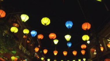 Renkli fenerler ünlü dolunay festivali sırasında Hoi An pitoresk sokaklarında yanar. Bir festival akşamı kutlayan Vietnam kasabası aydınlatan oryantal lambalar Cool shot.