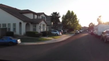 San Francisco, California USA, Ekim 2017 Pov, Lens Flare: San Francisco'nun sakin banliyölerinde manzara dolu akşam sürüşü. Lüks evlerin önünden geçen boş asfalt yolda sürüş. 