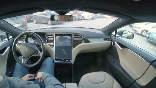 Tesla Autonomous Car Maart 2018 Close Blanke Man Houdt Het — Stockvideo