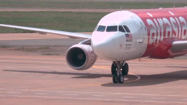 ハノイ空港 ベトナム 2017年3月 黄色の空港サービス車両に向かって大型民間航空機のタクシー 赤い旅客機は出発の準備をするために空港ターミナルに近づく — ストック動画