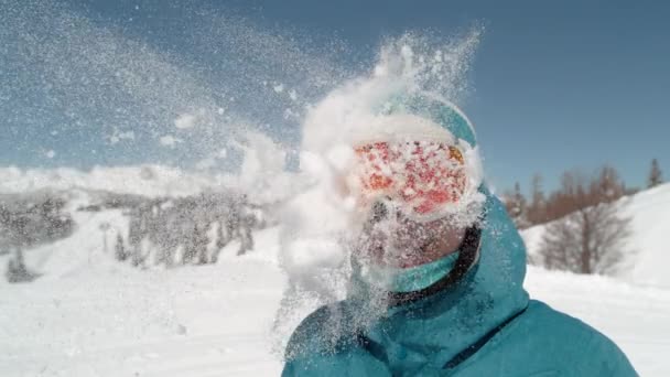 Zeitlupe Großaufnahme Aufgeregtes Mädchen Mit Skibrille Wird Von Schneeball Kopf — Stockvideo