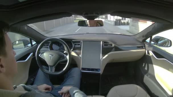 Tesla Autonomous Car Marzo 2018 Cerrar Joven Hombre Sentado Coche — Vídeo de stock