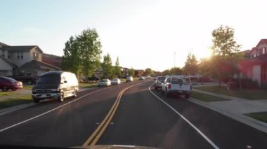 San Francisco, California USA, Ekim 2017 Pov, Lens Flare: San Francisco'nun sakin banliyölerinde manzara dolu akşam sürüşü. Lüks evlerin önünden geçen boş asfalt yolda sürüş. 