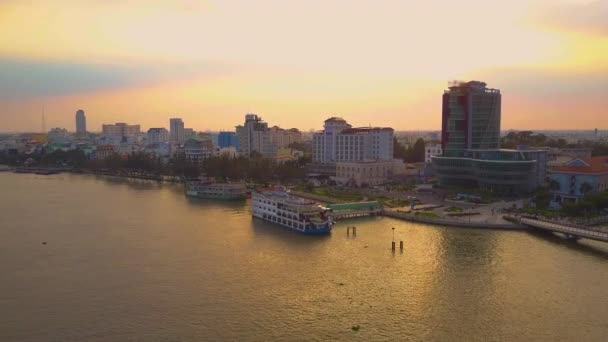 Aerial Voando Longo Porto Idílico Com Navios Cruzeiro Espera Turistas — Vídeo de Stock