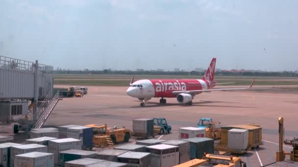 Hanoi Airport Vietnam Březen 2017 Červený Osobní Letoun Blíží Letišti — Stock video