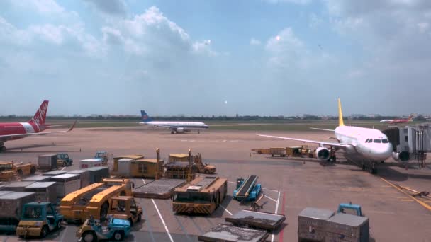 Hanoi Airport Vietnam Březen 2017 Pozemní Posádka Rušném Letišti Hanoi — Stock video