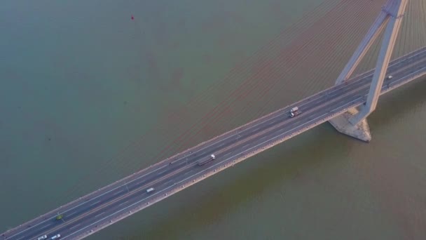 Drone Pływające Powyżej Zajęty Betonu Zawieszenie Most Rzece Mętne Wietnamie — Wideo stockowe