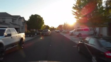 San Francisco, California USA, Ekim 2017 Pov, Lens Flare: San Francisco'nun sakin banliyölerinde manzara dolu akşam sürüşü. Lüks evlerin önünden geçen boş asfalt yolda sürüş. 