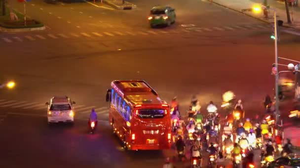 胡志明市 2017年3月 时间推移 许多骑着摩托车的骑车人从汽车驶过 穿过繁忙的十字路口 电影夜间交通流过胡志明市的街道 — 图库视频影像