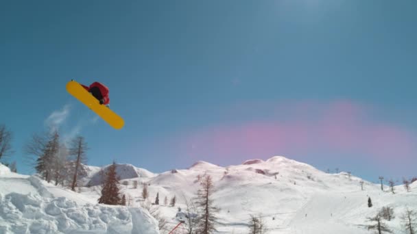 Slow Motion Lens Flare Snowboarder Estremo Gira Nell Aria Tenendo — Video Stock