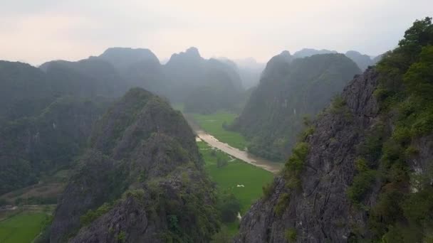 Drone Vliegen Spectaculaire Rotswanden Rondom Grote Rivier Stroomt Door Het — Stockvideo