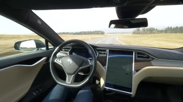 Tesla Autonomous Car Marzo 2018 Pov Tesla Logo Steering Wheel — Vídeo de stock