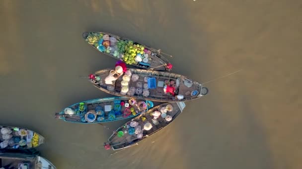 Antenne Top Vliegen Weg Van Bruisende Drijvende Markt Rustige Rivierdelta — Stockvideo