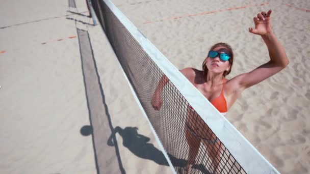 Zeitlupe Großaufnahme Ein Fröhliches Kaukasisches Mädchen Schlägt Bei Einem Beachvolleyballspiel — Stockvideo