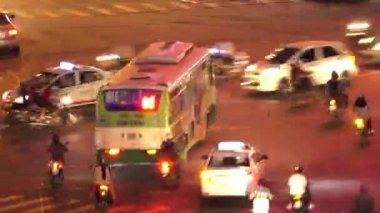 Ho Chi Minh City, Vietnam, Mart 2017 - Timelapse: Motosikletler ve arabalar Ho Chi Minh'de yoğun bir gecede kavşaktan geçiyor. Akşam geç saatlerde banliyöler büyük bir Asya şehrinin sokaklarında kalabalık.