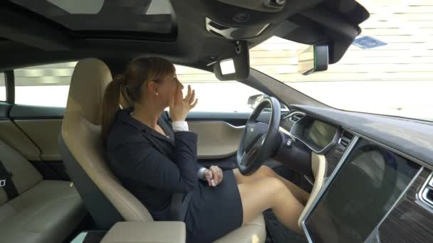 Autonomiczny Tesla Car Marzec 2018 Zbliżenie Businesswoman Stosowania Makijażu Palcami — Wideo stockowe