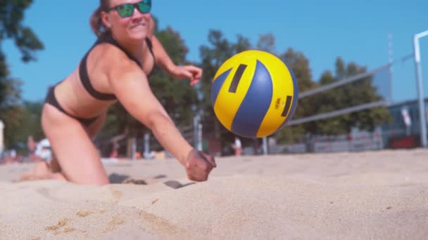 Slow Motion Close Dof Ung Kvinnlig Volleybollspelare Dyker Ner Den — Stockvideo