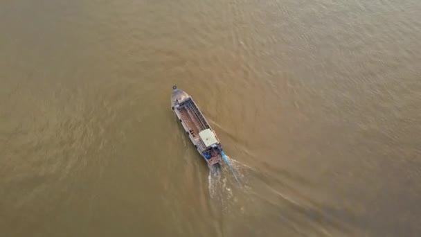 Aerial Volando Sobre Barco Madera Vacío Navegando Por Gran Río — Vídeo de stock