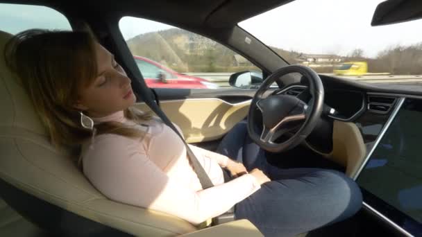 Close Jonge Vrouw Strak Slapen Terwijl Haar Auto Rijdt Haar — Stockvideo