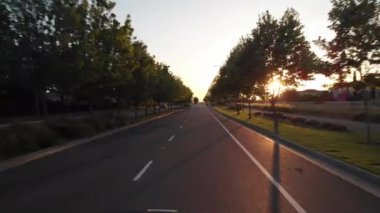 San Francisco, California USA, Ekim 2017 Pov, Lens Flare: San Francisco'nun sakin banliyölerinde manzara dolu akşam sürüşü. Lüks evlerin önünden geçen boş asfalt yolda sürüş. 