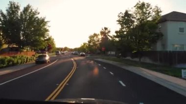 San Francisco, California USA, Ekim 2017 - Hyperlapse, Lens Flare, Pov: Gün doğumunda lüks banliyölerin doğal sokaklarında sürüş: Pastoral banliyölerde gezinmenin ilk kişi görünümü.