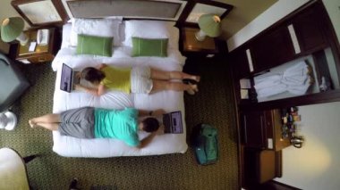 Yukarıdan aşağıya: Otel odalarını büyük yatakta yatan ise kendi bilgisayarlarında çalışan genç çift. Vietnam'da yazarak ve eğlenceli iken onların laptop üzerinde erkek ve kadın dijital göçebeler tatil.