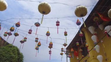 Güzel renkli fenerler pitoresk Antik Kenti Vietnam süsleyin. Hoi An. Picturesque oryantal süsler Festivali için hazır sokaklarında yukarıda belirtilen canlı lambaların sinematik görünümü.