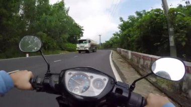 Hai Van Pass, Vietnam, Mart 2017, Pov: Vietnam 'daki tropikal ormandan geçen boş bir yolda motosiklet sürmek. Meşhur Hai Van geçidinde motosiklet sürerken güzel bir kare..