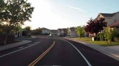 San Francisco, California USA, Ekim 2017 Pov, Lens Flare: San Francisco'nun sakin banliyölerinde manzara dolu akşam sürüşü. Lüks evlerin önünden geçen boş asfalt yolda sürüş. 