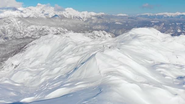 Aerial Voando Direção Encostas Uma Estância Esqui Nos Alpes Espetaculares — Vídeo de Stock