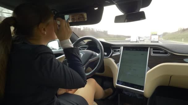 Autonomous Tesla Car Marzo 2018 Cerrar Mujer Caucásica Elegantemente Vestida — Vídeos de Stock