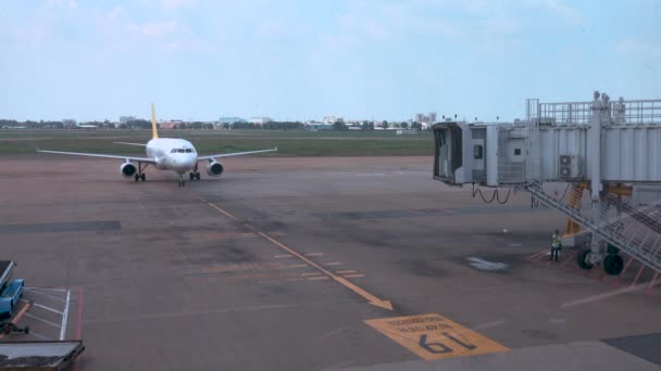 Hanoi Airport Vietnam March 2017 White Passenger Airplane Taxis Close — Stock Video