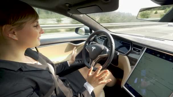 Autonóm Tesla Autó Március 2018 Szoros Fel Fiatal Üzletasszony Meglepett — Stock videók
