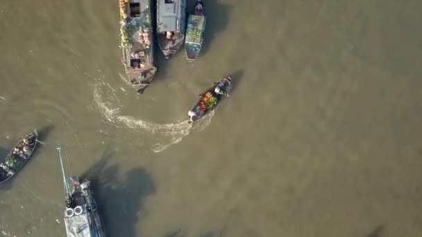 Aerial Top Barcos Madeira Navega Através Outros Barcos Famoso Mercado — Vídeo de Stock