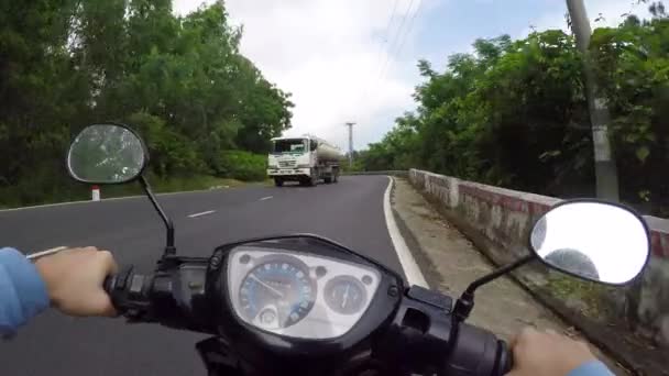 Hai Van Pass Βιετνάμ Μάρτιος 2017 Ποβ Οδηγώντας Μια Μοτοσικλέτα — Αρχείο Βίντεο