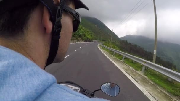 ハメ撮り 有名なハイバン峠でバイクに乗る人の後ろに坐っている間森林の美しい景色 壮大な山々 を乗り切る美しいオートバイを楽しむ大人の男性の観光客 — ストック動画