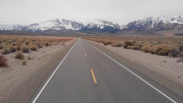 Aerial Escénica Carretera Asfalto Que Atraviesa Escarpado Desierto Nevada Espectacular — Vídeos de Stock