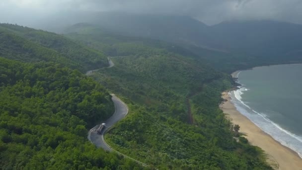 沿着一条风景秀丽的柏油路飞行 穿过覆盖偏远岛屿的异国情调的森林 风景如画的沙滩和热带森林 横穿海车关口的交通 — 图库视频影像