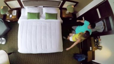 Yukarıdan aşağıya: Genç turist kaç love Güz içinde rahat kral boy yatak kucakladı. Oynak yeni evliler Vietnam balayı dairesinde içine almak mutluyuz. Heyecanlı erkek ve kız arkadaşı.